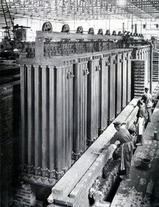 Interior de fábrica, San Petersburgo, c.1914 de Russian Photographer